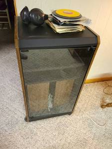 lot 2021 image: Stereo cabinet 19x15x36, speakers, records 45 rpm, headphones
