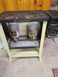 lot 2028 image: Vintage New Perfection 182 kerosene stove 32x17x32