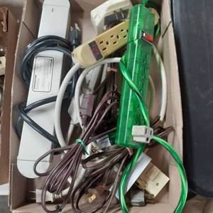 lot 3024 image: Miscellaneous extension cords and surge protectors