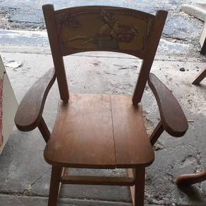 lot 3046 image: Vintage childs rocking chair. Plays music