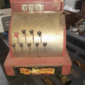 lot 3047 image: Vintage childs cash register. Glass(plastic) is cracked and I couldnt get drawer open