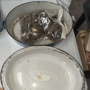 lot 3049 image: Blue enamelware roaster pan with bag of curtain hooks and more