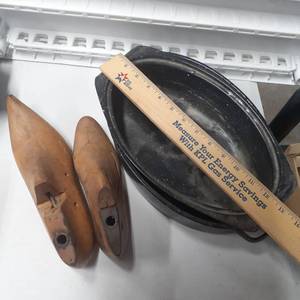 lot 3051 image: Speckled enamel roaster pan with no lid but 2 shoe forms