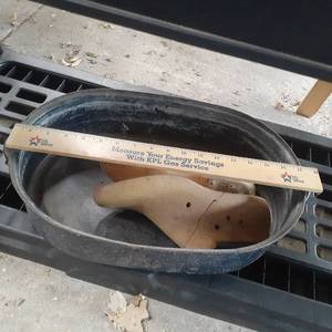 lot 3055 image: Another speckled enamel roaster pan. No lid but there are 2 shoe forms