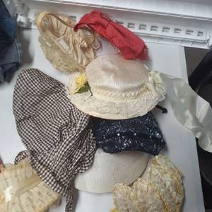 lot 3057 image: Ladies vintage hats and a small basketclutch