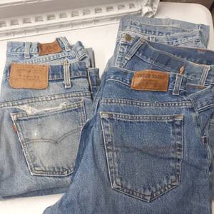 lot 3059 image: Mens vintage jeans. One pair is Levis 32 x 34 and 32 x 36