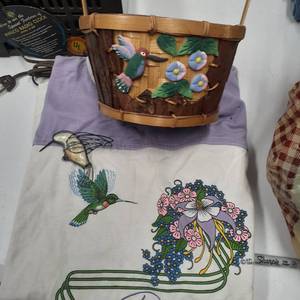 lot 3066 image: Hummingbird shirt (xl) with hummingbird, and hummingbird basket