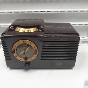 lot 3068 image: Vintage Philco Radio Clock