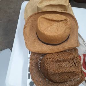 lot 3071 image: Hamper basket with 3 straw cowboy hats