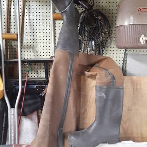lot 3078 image: Pair of Red Ball waders. Size 9