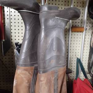 lot 3079 image: Another pair of Red Ball waders. Size 9
