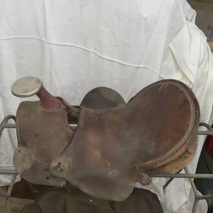 lot 3080 image: (2) Vintage saddles. Both have metal pommels, with approximately 16 inch seats