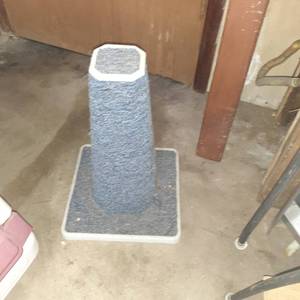 lot 3083 image: Cat scratch post. Approximately 18 - 19 inches tall