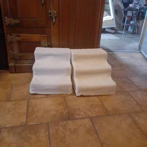 lot 3084 image: (2) Pet steps. Each one has 3 steps. For light weight animals. (size medium)