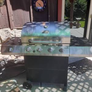 lot 4006 image: Char-Broil Classic Grill with cover