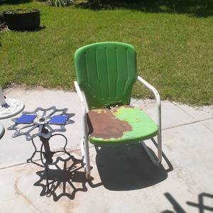 lot 4009 image: Metal chair (has some rust holes) and a wrought iron table approximately 18 x 18