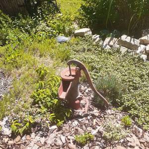 lot 4010 image: Yard decor. Vintage water pump. Approximately 18 tall