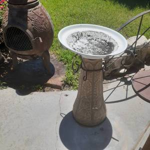 lot 4011 image: Bird bath. 25 tall x 15 diameter. Needs cleaned