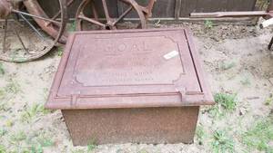 lot 4018 image: Vintage cast iron coal box. Approximately 13 x 25 x 19