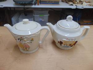 lot 1800 image: Pair of Tea Pots