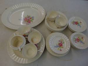 lot 1811 image: Edwin Knowles Marked China Pieces
