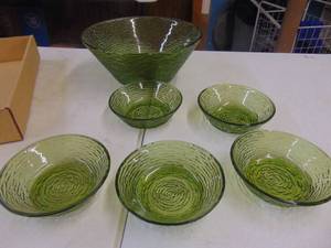 lot 1822 image: Green sERVING bOWL  sALAD 