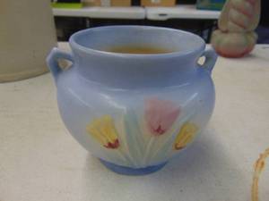 lot 1851 image: Small Hull PlanterVase