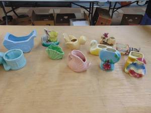 lot 1858 image: Assorted planters and decor