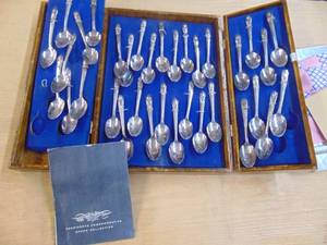 lot 1860 image: Presidential Spoon Set adn metal Tray