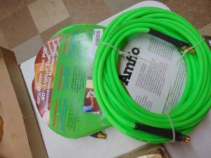 lot 1905 image: 2 - 50 Air Hoses