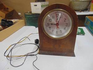 lot 1916 image: Small Electric Mantle Clock