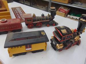 lot 1932 image: 4 Train type Decanters