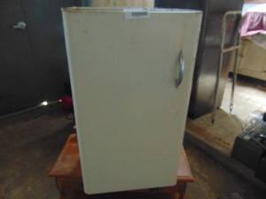 lot 1946 image: Metal Wall Cabinet