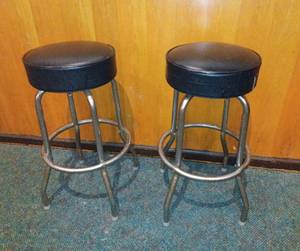 lot 142 image: Lot of 2 Backless Bar Stools - 29 Tall w14 Seats