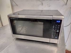 lot 202 image: Sharp Carousel 23 1.8 cu.ft. Countertop Microwave - Tested