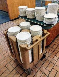 lot 206 image: Cambro Poker Chip Non-Adjustable Dish Dolly, 4 Columns, Stores up to (200) 8 34 Plates Includes Over 300 Plates