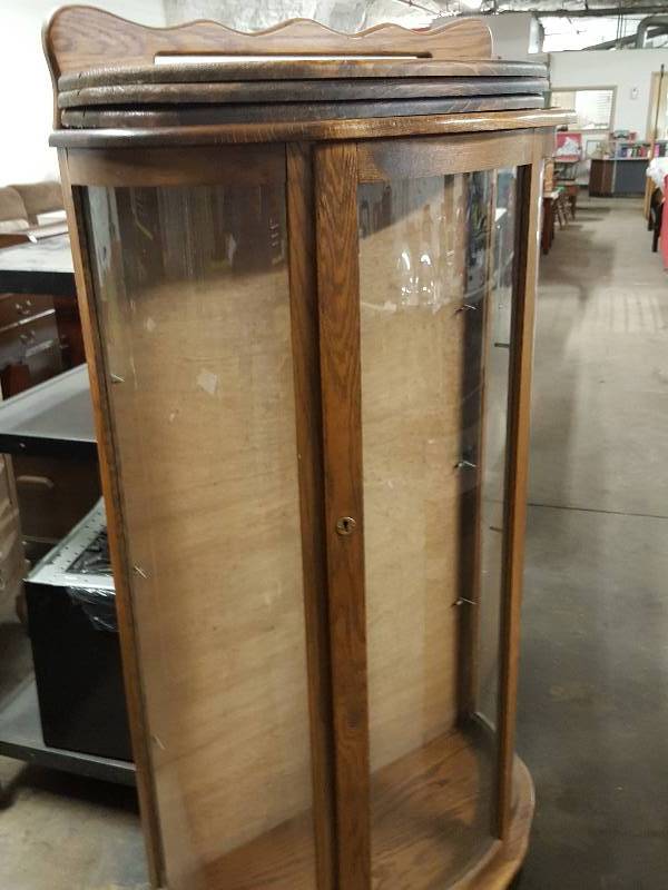 lot 1018 image: Wow a nice real wood curved glass china curio cabinet display case with 3 adjustable shelves and the key to the lock