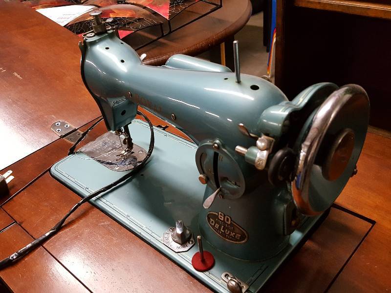 lot 1038 image: Just like mom had is this (works) sewing machine and wood table.