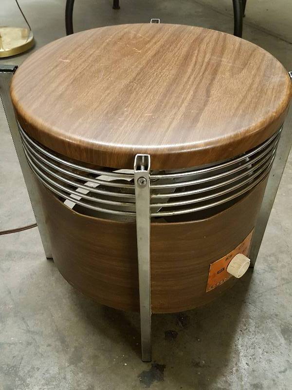 lot 1048 image: Metal middle of the room electric space heater with speed control