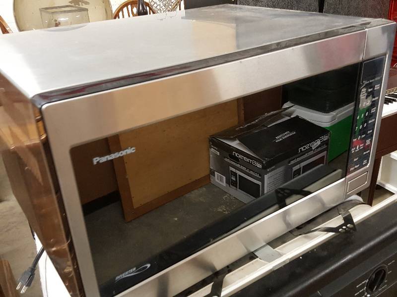 lot 1059 image: This one looks pretty nice Panasonic Genesis 1250 watt Microwave
