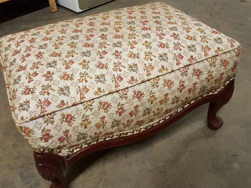 lot 1069 image: Nice piece here is this Cherry wood legged foot stool Ottoman.  I dont see any stains or issues