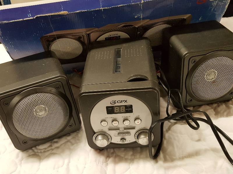 lot 1090 image: GPX Electronic total package CD, AMFM Radio home music system in excellent working condition and 2 speakers
