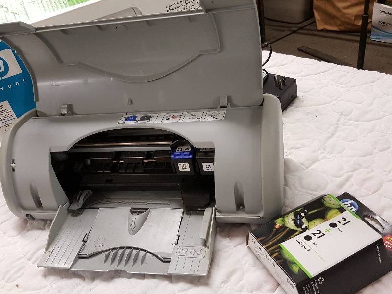 lot 1091 image: Good used HP Deskjet 3915 Color computer printer with new ink cartridge