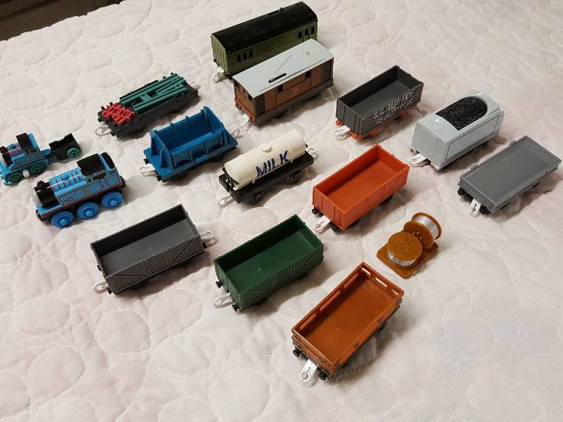 lot 1100 image: 15 pieces of miscellaneous mini train set cars and components