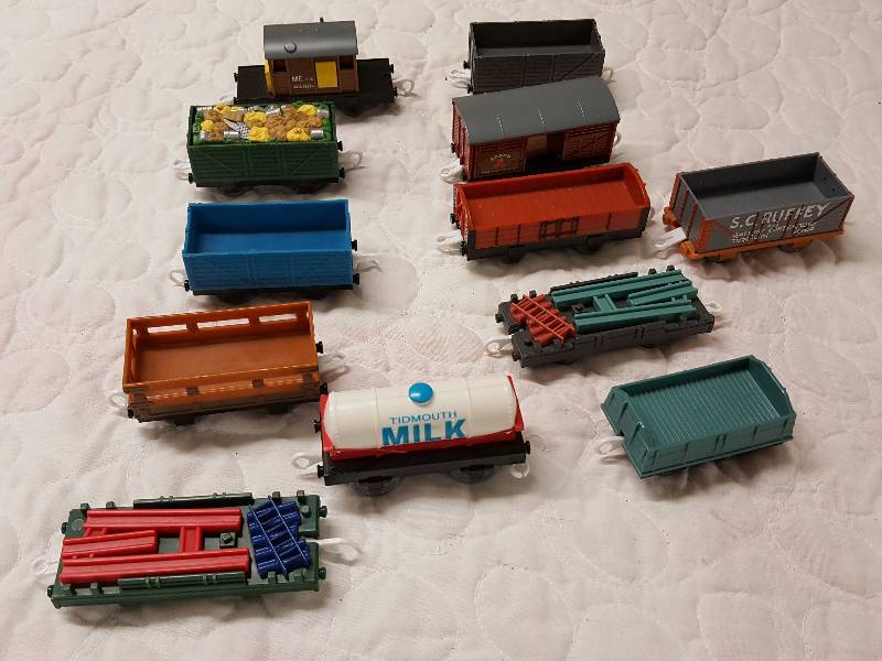 lot 1101 image: 13 pieces of miscellaneous mini train set cars and components