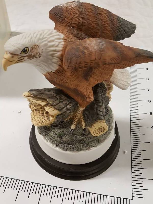 lot 1105 image: Impressive looking Americana Birds in Fliight Royal Heritage ceramic Bald Eagle statue