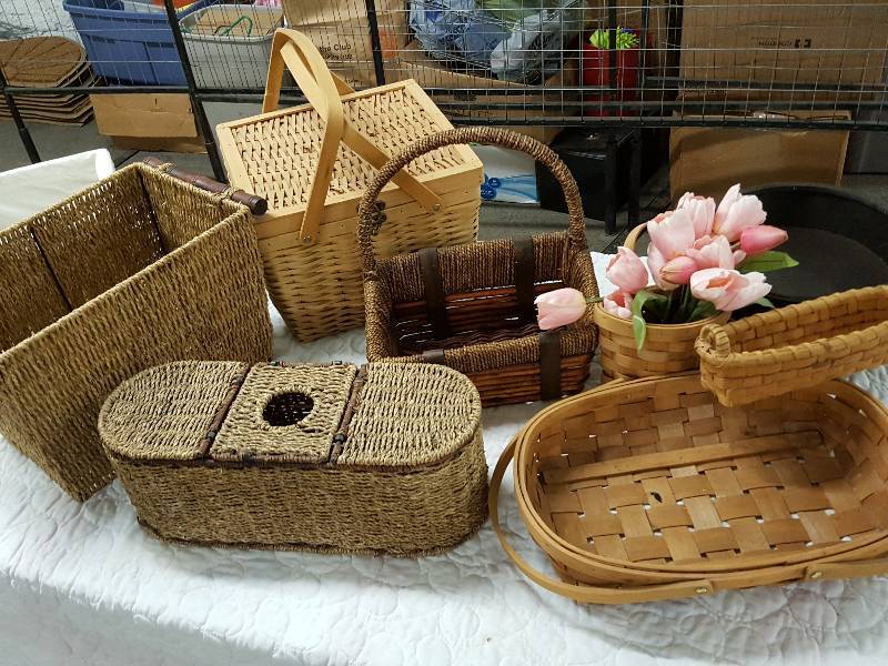 lot 1106 image: Wow a huge assortment of Wicker and other baskets for your bath and Thanksgiving decorations.