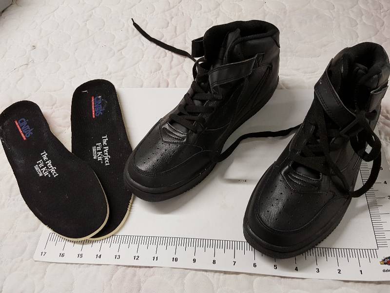lot 1114 image: Nothing better than NEW on this pair of Air Block size 12 shoes and well throw in these Cintas The Perfect Fit cushions