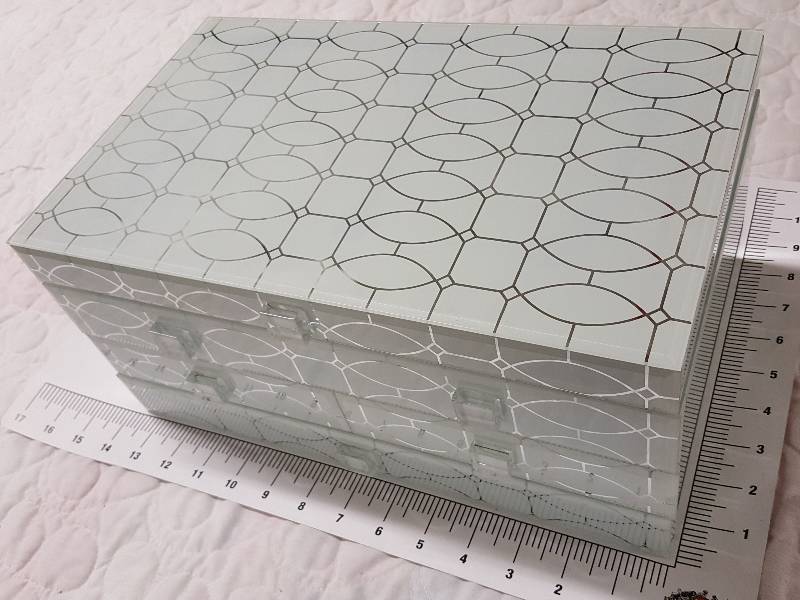 lot 1123 image: Decorative quality jewelry box with flip up lid and 2 felt lined drawers