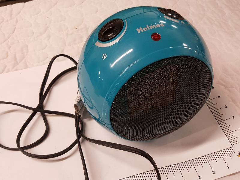 lot 1129 image: Nice small desk top or under desk 3 speed electric heater
